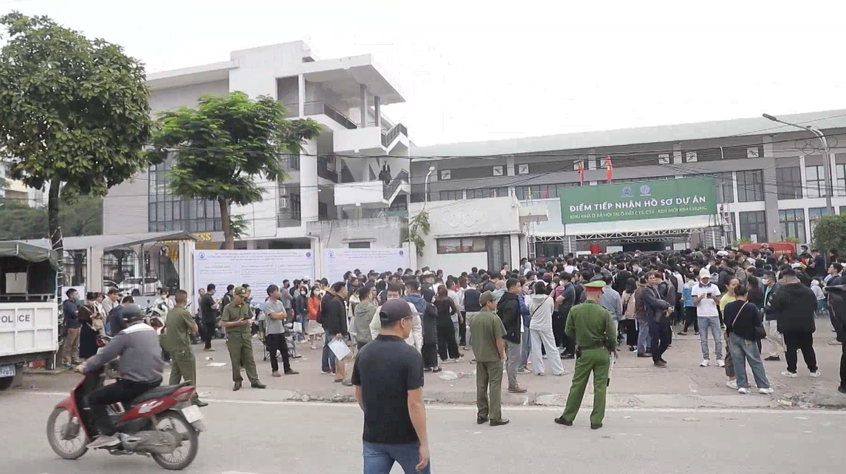 Người dân xếp hàng dài chờ nộp hồ sơ mua nhà ở xã hội